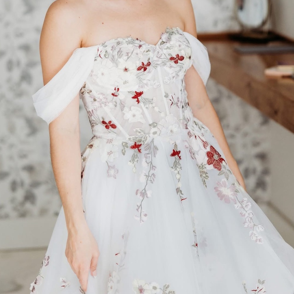 PRIVATE LABEL WEDDING DRESS - Picture 3 of 9